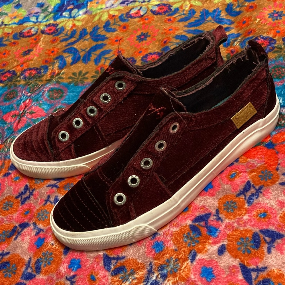 *GUC* Women’s Blowfish Play velvet slip on sneaker size 8.5